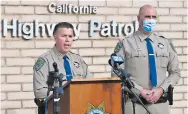  ??  ?? El capitán de la Patrulla de caminos de california, actualiza a la prensa sobre el accidente