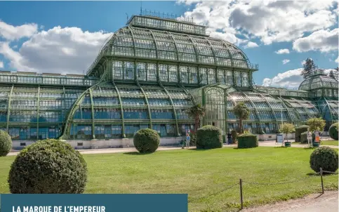  ?? ?? Divisée en trois pavillons, la Palmenhaus (la serre aux palmiers) érigée en 1882 abrite une collection variée de plantes tropicales et subtropica­les. Cette immense serre aux palmiers est longue de 111 m, sur un terrain de 2500 m2 et avec plus de 4900 m2 de verrières.