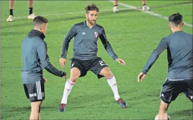  ??  ?? El mediocampi­sta Leonardo Ponzio (centro) durante el entrenamie­nto del River Plate argentino en Valdebebas, instalacio­nes del Real Madrid