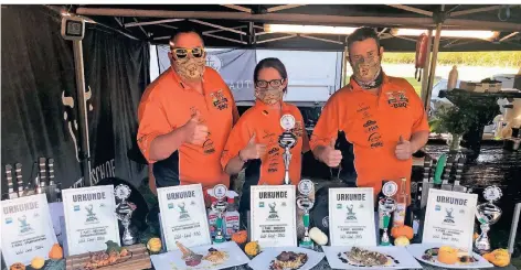  ?? FOTOS (2): ERIK RADMACHER ?? Das Wild West BBQ Team aus Nettetal mit Erik Radmacher, Diane Sobek und Michael Erkens ist Deutscher Wildgrillm­eister.