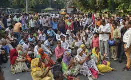  ?? — PTI ?? Sanitation workers of East Delhi Municipal Corporatio­n block a road during a protest outside Delhi chief minister Arvind Kejriwal’s residence in North Delhi on Thursday.