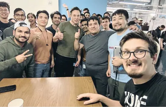  ?? El n Twitter ?? Elon Musk publicó en la madrugada de ayer en San Francisco esta foto con ingenieros de software en las oficinas de Twitter