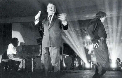  ??  ?? Junto a Fito Páez y Julio Bocca. En la fiesta de lanzamient­o del suplemento de Espectácul­os de Clarín (1992).