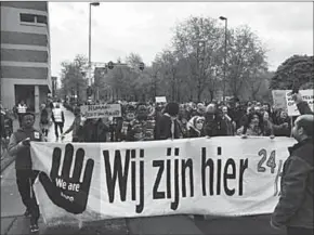  ??  ?? De demonstran­ten houden een spandoek waarmee ze hun boodschap willen aangeven.
(Foto: WordPress)