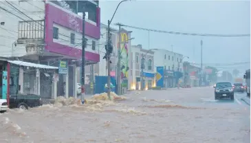  ?? ?? La zona del fallido metrobús se inunda con cada lluvia, según los frentistas.