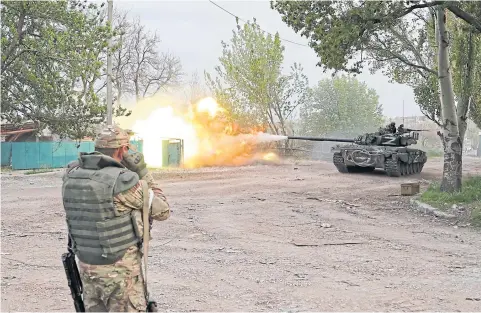  ?? REUTERS ?? A pro-Russian tank fires during fighting near the Azovstal steel plant in the southern port city of Mariupol, Ukraine on Thursday.