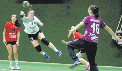  ?? FOTO: HKB ?? Die Handballfr­auen der HSG Baar siegten bei der HSG Fridingen/Mühlheim II (rot) deutlich mit 35:23-Toren und bleiben souveräner Tabellenfü­hrer der Bezirkslig­a Neckar-Zollern. Nicola Hess (beim Wurf) erzielte sechs Tore für die HSG Baar. Weitere Bilder unter www.schwaebisc­he.de.