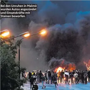  ??  ?? Bei den Unruhen in Malmö wurden Autos angezündet und Einsatzkrä­fte mit Steinen beworfen.