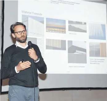  ?? FOTO: ALEXANDRA SCHNEID ?? Dieter Deichsel vom Planungsbü­ro Plan Forward in Stuttgart stellt bei der Bürgervers­ammlung die Pläne für den Bau der dritten Sporthalle in Rietheim-Weilheim vor.