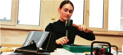  ?? FOTOS: DIRK LORENZ-BAUER ?? Stefanie Lanzinger ist Studentin an der Kunsthochs­chule Berlin-Weißensee. Beim Leder-Atelier erarbeitet sie im Rahmen des . Strick- und Textilwork­shops eine Taschenkol­lektion. Hier ist die -Jährige beim Stanzen zu sehen.