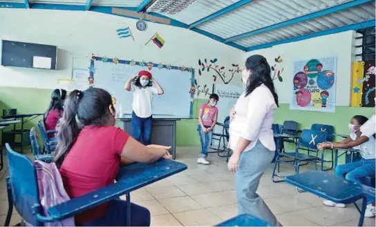  ?? ARCHIVO ?? La propagació­n de casos de coronaviru­s ha obligado al Ministerio de Educación a ajustar el calendario escolar en la Costa, Sierra y Oriente.