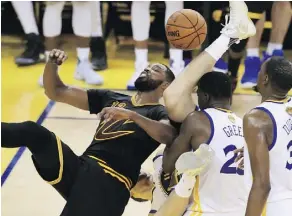  ?? RONALD MARTINEZ/GETTY IMAGES ?? Cleveland Cavaliers centre Tristan Thompson gets tied up with Golden State Warriors guard Klay Thompson in Game 5 of the NBA Finals on Monday in Oakland, Calif.