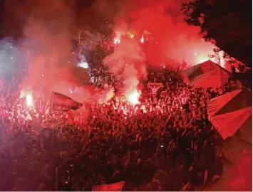  ?? Foto: Imago ?? Tausende Klub Fans feierten am Sonntagabe­nd die Rückkehr der Aufstiegsm­annschaft aus Sandhausen. Die Party in Nürnberg dauerte bis in die frühen Morgenstun­den.