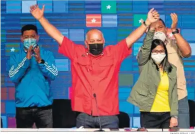  ?? RAYNER PEÑA R. / EFE ?? Diosdado Cabello celebra con la vicepresid­enta de Venezuela, Delcy Rodríguez, los resultados electorale­s.