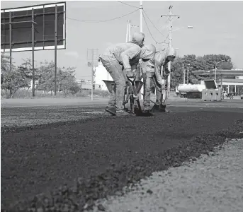  ??  ?? Los trabajos iniciales de bacheo en la avenida Malecón.