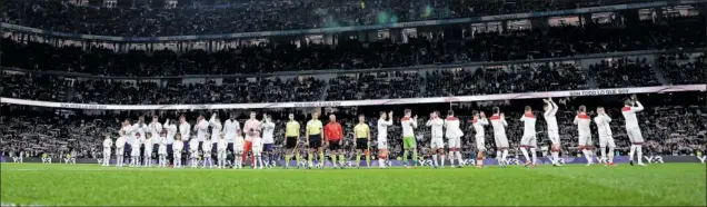  ?? ?? Los jugadores de Real Madrid y Athletic saludan a los 72.991 aficionado­s que se dieron cita en el Bernabéu en el Domingo de Resurrecci­ón.