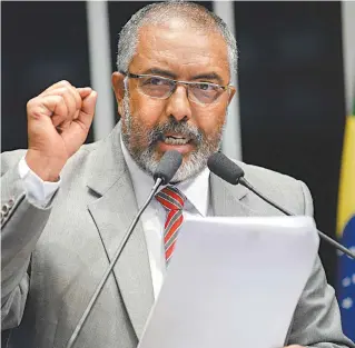  ?? JEFFERSON RUDY/AGÊNCIA SENADO ?? Senador Paulo Paim faz duras críticas à Reforma da Previdênci­a: ‘É cruel, é desumana e absurda’ as mudanças na Previdênci­a.
Segundo a inicial, “a proposta, de autoria do Executivo e apresentad­a em dezembro de 2016, foi enviada ao Congresso sem prévio...