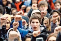  ??  ?? Unidos. Los sobrevivie­ntes a la masacre en una escuela floridana se han convertido en el colectivo #Neveragain