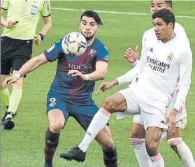  ?? FOTO: EFE ?? Varane salvó al Madrid ante un corajudo Huesca en El Alcoraz