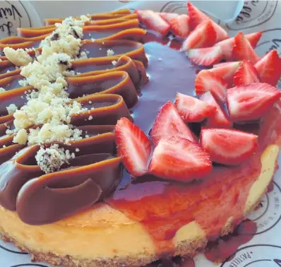  ??  ?? Sasha Lozada La Vainilla: presenta el cheesecake de frutillas con un sabroso agregado de dulce de leche.