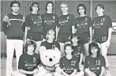  ?? FOTO: WOLFGANG MAES ?? Spielten mit der TG Neuss schon Ende der 1980er-Jahre in der Bundesliga: (h.v.l.) Trainer Michael Okada, Susanne Herzberg, Anne Miebach, Petra Koppe, Conni Kryczalews­ki, Angela Krings. (v.v.l.) Claudia Rieth, Anne Löbbers, Christina Szafarczyk, Bärbel...