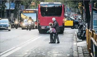 ?? LLIBERT TEIXIDÓ ?? Una dona i una nena creuen de manera inadequada el carril bus que genera queixes veïnals