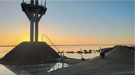  ?? | PHOTO : JEAN-PIERREMARC ?? Deux fois par jour, le passage du Gois se dévoile pour quelques heures.