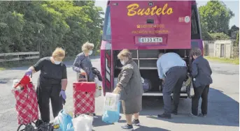  ?? [MERCE ARES] ?? A liña de transporte de Dodro recolle aos usuarios xunto á explanada dos institutos de Padrón