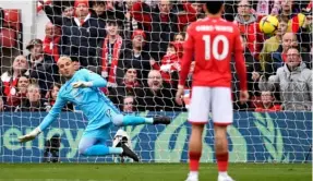  ?? OLI SCARFF ?? Keylor Navas se lesionó en el juego ante el Arsenal. El tico termina contrato con el Nottingham Forest y debe volver al PSG.