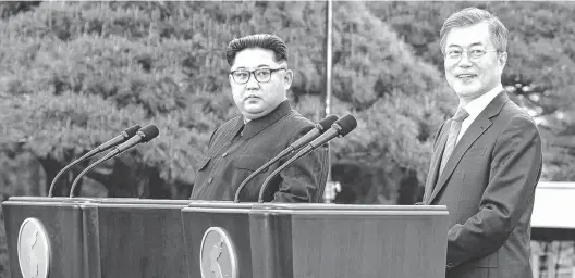  ?? REUTERS ?? Una imagen para el recuerdo. Kim Jong-un y Moon Jae-in vivieron ayer una intensa jornada de entendimie­nto, en la que velaron por la paz permanente.