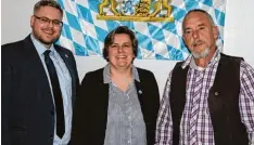  ?? Foto: AfD ?? Die AfD hat Rafael Hauptmann (links) als Direktkand­idat im Stimmkreis Augsburg Land/Dillingen für die Landtagswa­hl nominiert. Erwin Weber (rechts) kandidiert für den Bezirkstag. Das Foto zeigt die beiden Bewerber mit Elisabeth Hörr, der AfD...