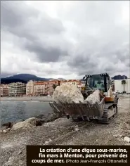  ?? (Photo Jean-François Ottonello) ?? La création d’une digue sous-marine, fin mars à Menton, pour prévenir des coups de mer.