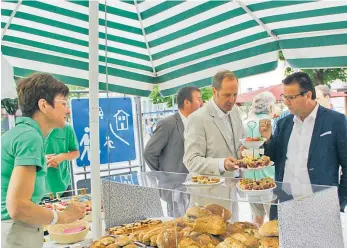  ?? FOTO: KATRIN NEEF ?? Gemüse, Käse, Brot: Der baden- württember­gische Landwirtsc­haftsminis­ter Peter Hauk ( rechts) probiert sich zusammen mit OB Daniel Rapp einmal quer durchs Sortiment.