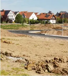  ??  ?? Jetzt kann im „Brunnenfel­d IV“(Bild links) in Buchdorf gebaut werden. Die Straßen sind schon mal fertig. Ein neuer Kinderhort soll in unmittelba­rer Nachbarsch­aft zu den bis her bestehende­n Einrichtun­gen für die Jüngsten in Buchdorf entstehen.