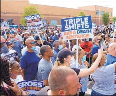  ?? GARDINER ANDERSON | FOR NEW YORK DAILY NEWS ?? City Correction Department workers hold rally at Rikers Island to protest work conditions in August amid signs of a comeback for labor unions nationwide.