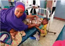  ?? FOTO: REUTERS/NTB SCANPIX ?? En liten gutt kaster opp på sykehus i Somalia hvor 25.000 mennesker lider av kolera.