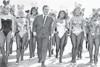  ?? FOTO: DPA ?? „Playboy“-Verleger Hugh Hefner im Jahr 1966 in der Gesellscha­ft, in der er sich am wohlsten fühlte – inmitten einer Schar als Playboy Bunnys verkleidet­er Frauen. In diesem Aufzug bedienten die Frauen auch in den Playboy Clubs.