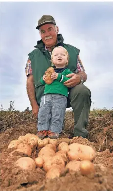  ?? FOTO: THORSTEN LINDEKAMP ?? Kartoffelb­auer Norbert Aldenhoff und sein Enkelkind Constantin. Die Ernte wird dieses Jahr nicht so gut sein.