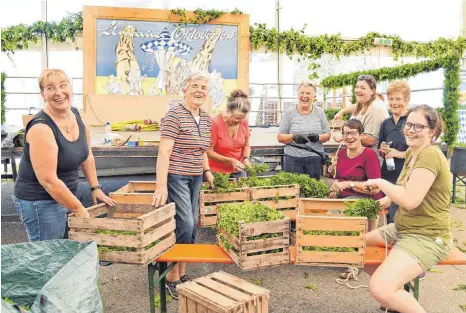  ?? FOTO: SUSI DONNER ?? Sorgen für die passende Dekoraktio­n im Oktoberfes­tzelt: die Musikerfra­uen Marion Paa, Rosa Mesmer, Erni Rode, Irma Brög, Ulli Meßmer, Elke Rieschl, Irmgard Pruy und Sarah Rieschl.