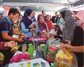 ?? (Foto BERNAMA) ?? Orang ramai membeli barangan keperluan di khemah jualan Keluarga Malaysia sempena Program AKM Kelantan, semalam.