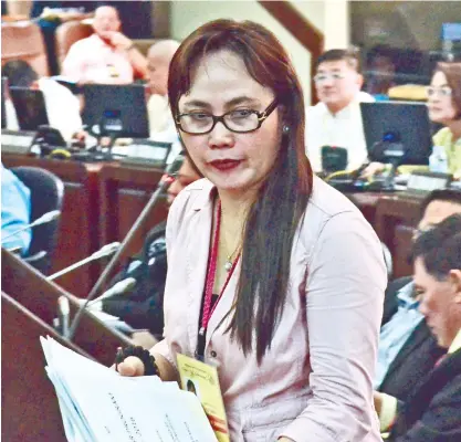  ?? (SUN.STAR FOTO/AMPER CAMPAñA) ?? DECISION. The Civil Service Commission 7 grants Engr. Kenneth Enriquez’s appeal against Mayor Tomas Osmeña’s order reassignin­g her under the Office of the Mayor.