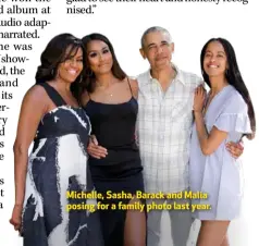  ??  ?? Michelle, Sasha, Barack and Malia posing for a family photo last year.