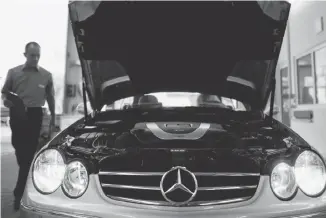  ?? JULIAN STRATENSCH­ULTE AGENCE FRANCE-PRESSE ?? Une voiture de marque Mercedes-Benz, de Daimler, passe une inspection technique en Allemagne, en 2014.