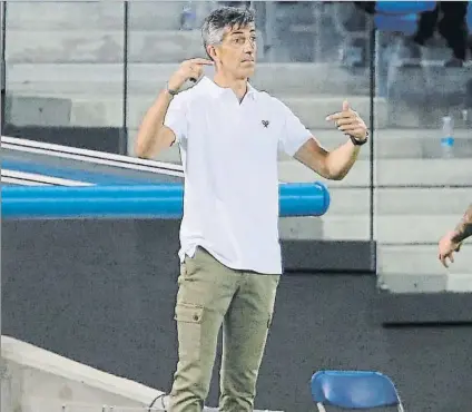  ?? FOTO: LUIS MARI UNCITI ?? Imanol Alguacil se dirige a sus jugadores en un momento del partido entre la Real y el Real Madrid en Anoeta