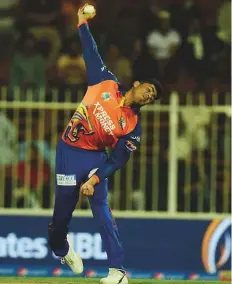  ?? Atiq Ur Rehman/Gulf News ?? Mujeeb Ur Rahman of Bengal Tigers bowls against Punjabi Legends at the Sharjah Cricket Stadium.