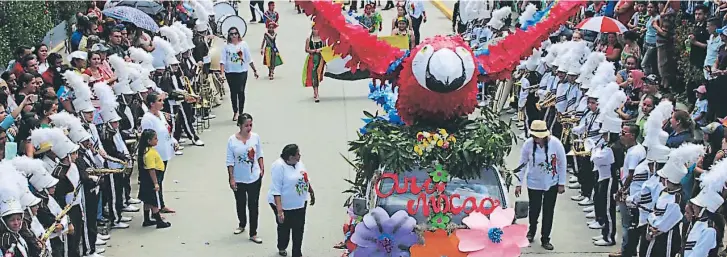  ??  ?? VILLANUEVA. Una hermosa figura de un papagayo, ave nacional, adornó el recorrido del desfile en la ciudad que “endulza a Honduras”.