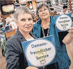  ?? RP-FOTO: ANDREAS ENDERMANN ?? Gabriele Schmidt-Schulte, Leiterin des Zentrums der Diakonie Benrath (l.), und Sabine Bilnik-Clauß , Leiterin des Kurses, mit der Plakette