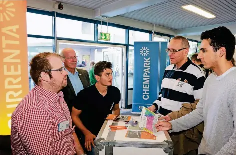  ?? FOTOS (2): MISERIUS ?? Jan-Phillip Boehnel (rechts) will Chemielabo­rant werden. Er ist mit seinem Vater Frank gekommen, um sich am Stand von Currenta beraten zu lassen.