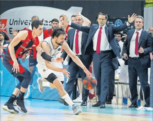  ??  ?? GRAN DUELO. Pedro Martínez alienta a Luca Vildoza, que trata de parar a Sergio Llull. El base argentino fue decisivo en el triunfo baskonista.