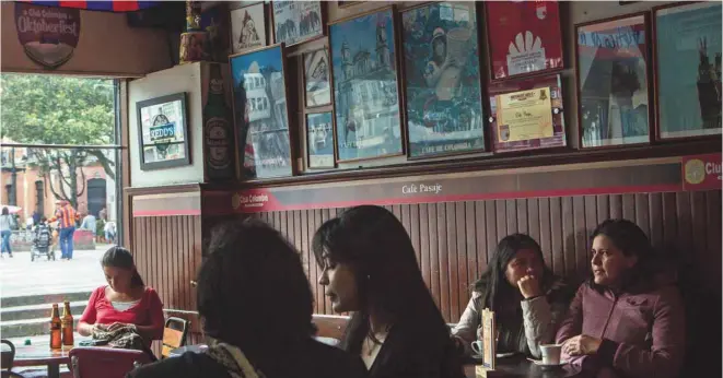  ?? PHOTOS ALEXIS AUBIN/HANS LUCAS ?? Le café Pasaje vaut le détour. Souvent bondé d'étudiants, son décor encombré fait sa renommée.